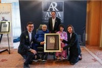 Tun Dr Mahathir dan Tun Dr Hasmah menerima cipta tiga rekod.