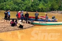 Keluarga Muhamad Rayyan Hakimie tidak berganjak daripada lokasi kejadian dan berdoa agar dia ditemukan segera.