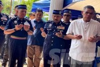 Saifuddin Nasution (kanan) mengaminkan doa semasa mengadakan lawatan ke rumah balu Allahyarham Lans Koperal Mohamad Nur Hafiz Rahim yang terkena renjatan elektrik iaitu Fatimah Syaera Zahrul Saharudin, 28, serta anak mereka, Hariz Idraqi, 2, di Kampung Hutan Pasir, Ketereh, Kota Bharu. Foto: HAZELEN LIANA KAMARUDIN
