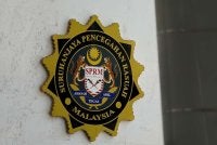 Mahkamah Majistret Kuala Lumpur mengeluarkan waran tangkap terhadap dua wanita selepas gagal dikesan bagi membantu siasatan SPRM.