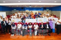 Elina (duduk, tengah) bergambar bersama wakil Jabatan Pendidikan Negeri (JPN) dan tetamu jemputan dan wakil sekolah semasa Majlis Penyampaian Hadiah Peraduan Misi Jimat Air bersama BoBoiBoy 2025 di LRA Sungai Langat 2, Hulu Langat pada Rabu. FoTO: MOHD HALIM ABDUL WAHID
