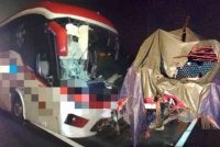 Keadaan bas ekspres dan lori treler yang berlanggar di Kilometer 169.2 Lebuhraya Utara Selatan - Foto: PDRM
