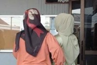 Tertuduh (kanan) ketika dihadapkan di Mahkamah Majistret Marang pada Rabu.