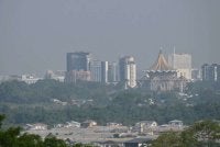 Orang ramai disaran mengurangkan berada di luar bangunan serta menggunakan pelitup muka yang sesuai sekiranya perlu berada di luar. Gambar hiasan