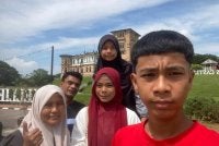 Rayyan Hakimie (hadapan) dijadual berpindah dari SMK Sultan Yahya Petra 1 ke SMK Kuala Krai dan tinggal di asrama bagi memudahkan urusan persekolahan.