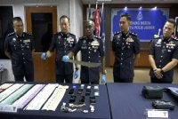 Datuk M. Kumar menunjukkan barang rampasan