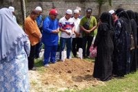 Jenazah Nur Dahlia Anggun yang disyaki dibunuh nenek tirinya selamat dikebumikan di Tanah Perkuburan Islam Makam Dagang, Kota Tinggi pada Rabu.