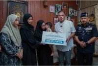 Saifuddin Nasution (dua dari kanan) menyampaikan pampasan kematian kepada balu Koperal Mohamad Nur Hafiz Rahim, Fatimah Shahira (tiga, kiri) sewaktu menziarahi keluarganya di Kampung Hutan Pasir, Ketereh hari ini. - Foto: Bernama