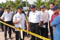Mohd Jafni (dua dari kiri) meninjau lokasi yang dikenal pasti terlibat dalam aktiviti penambakan dan pembuangan sisa binaan di Pontian.