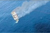 Kepulan asap keluar daripada feri penumpang KMP Putri Yasmin selepas ia terbakar ketika dalam pelayaran di perairan Selat Lombok, Indonesia pada Rabu - Foto: AP