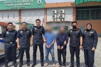 Dua lelaki warga Indonesia dihantar ke Penjara Kluang bagi menjalani hukuman penjara 18 bulan.