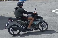 Tangkap layar video rakaman CCTV menunjukkan suspek memakai pakaian serba hitam termasuk seluar pendek serta menaiki motosikal jenis Yamaha Y15ZR berwarna kelabu.