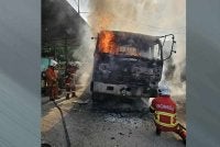 Lori yang terbakar dalam kejadian di sebuah kilang memproses alat pembentung di Jalan Kampung Kokos, Batu 5 Segama, Lahad Datu.