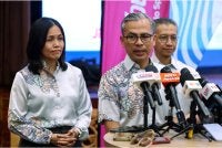 Fahmi Fadzil (tengah) bercakap kepada pemberita selepas Majlis Penyerahan Sumbangan Penajaan Rakan Strategik Sambutan Hari Kebangsaan dan Hari Malaysia 2026 di Menara Komunikasi hari ini. - Foto: Bernama
