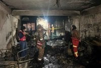 Seorang warga emas dan anak saudara lelakinya berusia 8 tahun maut, manakala 2 lagi mangsa mengalami sesak nafas dalam kebakaran sebuah rumah kedai tiga tingkat di Jalan Batu Unjur 9, Taman Bayu Perdana, Klang petang tadi. - Foto: Bernama