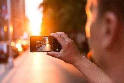Merakam video dan kongsikan di media sosial seolah-olah prosedur baharu untuk selesaikan sesuatu masalah. - Gambar hiasan 