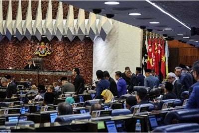 Sebahagian ahli Parlimen pembangkang dilihat keluar meninggalkan Dewan Rakyat pada Selasa dan tidak akan mengambil bahagian dalam sesi penerangan Menteri berkenaan RCI melibatkan isu pengurusan dan operasi TH. - Foto Bernama