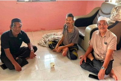 Keadaan Hashim (tengah) pada penghujung Julai lalu ketika menerima kunjungan rakan-rakan daripada Persatuan Penulis dan Budayawan Kelantan (PESISIR) di rumahnya di Kuala Tiga, Tanah Merah.Foto: PESISIR