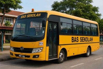 Sudah tiba masanya keselamatan pengangkutan sekolah diberikan perhatian lebih serius, termasuk pemeriksaan berkala, penguatkuasaan tegas dan tindakan terhadap pengusaha yang cuai. - Imej janaan AI