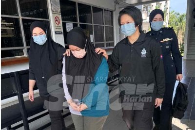Seorang nenek didakwa di Mahkamah Majistret disini pada Rabu atas pertuduhan membunuh cucu tiri berusia 16 bulan hujung bulan lalu.