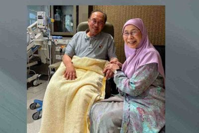 Anwar berkongsi gambar terbaharu selepas menjalani rawatan dengan ditemani isterinya, Wan Azizah.