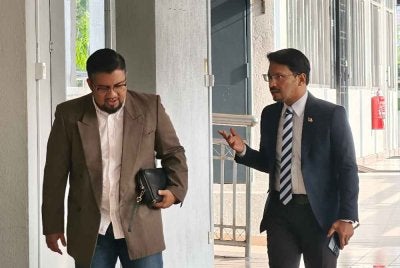 Chegubard (kiri) dan Mohd Hanif ketika hadir ke Mahkamah Sesyen Seremban pada Rabu.