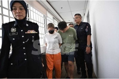 Wait Loon (dua dari kanan) bersama isterinya dihadapkan ke Mahkamah Majistret Ipoh kerana didakwa mengedar dadah jenis MDMA pada Rabu.