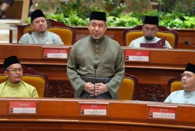 Dr Izani (tengah) ketika menjawab soalan di Sidang DUN Kelantan. Foto: Facebook Dr Izani
