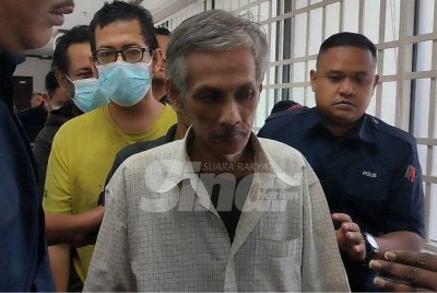Empat penghuni sebuah pusat jagaan dihadapkan ke Mahkamah Majistret Ipoh pada Rabu kerana didakwa membunuh dan menyebabkan kematian seorang penghuni lain.