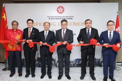 Anthony (dua dari kanan) dan Algernon (tiga dari kanan) memotong riben pada Majlis Perasmian Pejabat Ekonomi dan Perdagangan Hong Kong di TRX.