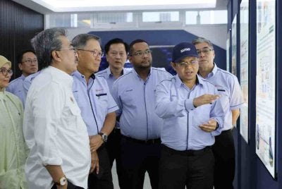 Menteri Pelaburan, Perdagangan dan Industri, Datuk Seri Johari Abdul Ghani (kanan) ketika pelancaran kemudahan pengecatan baharu Inokom, Paint Shop 3 (PS3).