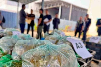 Minyak masak peket bersubsidi yang sepatutnya dinikmati rakyat dikesan diseleweng dengan cara dicampur pewarna sebelum diproses menjadi minyak terpakai untuk dijual pada harga RM3.50 sepeket.