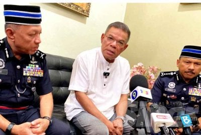 Saifuddin Nasution (tengah) semasa sidang akhbar selepas mengadakan lawatan ke rumah balu Allahyarham Lans Koperal Mohamad Nur Hafiz Rahim yang terkena renjatan elektrik iaitu Fatimah Syaera Zahrul Saharudin, 28, serta anak mereka, Hariz Idraqi, 2, di Kampung Hutan Pasir, Ketereh, Kota Bharu. Foto: HAZELEN LIANA KAMARUDIN