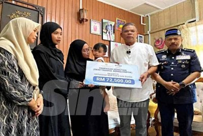 Saifuddin Nasution (dua,kanan) bersama Mohd Yusoff menyampaikan Pampasan Kematian (Skim Takaful Berkelompok) kepada balu Allahyarham Lans Koperal Mohamad Nur Hafiz yang terkena renjatan elektrik iaitu Fatimah Syaera serta anak mereka, Hariz Idraqi, 2, di Kampung Hutan Pasir, Ketereh, Kota Bharu pada Rabu. Foto:SINAR HARIAN/HAZELEN LIANA KAMARUDIN