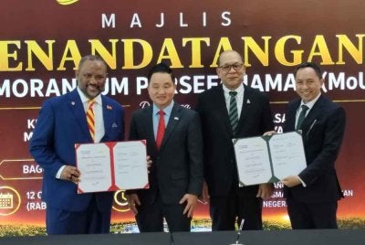 Dari kiri, Ramli, Suee Lim, Izham dan Syaiful pada Majlis MoU antara KDEBWM dan LLSB bagi membangunkan semula tapak seluas kira-kira 80 ekar itu yang ditutup sejak 2007.
