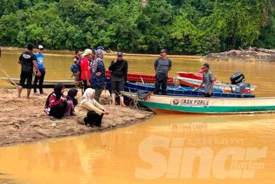 Keluarga Muhamad Rayyan Hakimie tidak berganjak daripada lokasi kejadian dan berdoa agar dia ditemukan segera.