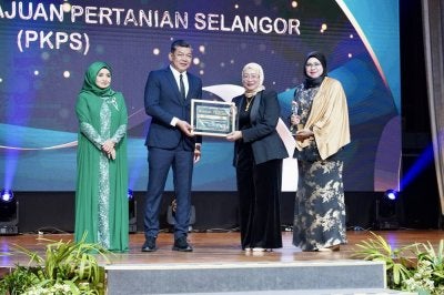 EXCO Pelancongan, Warisan, Seni dan Kebudayaan Negeri Melaka, YB Datuk Wira Abdul Razak Abdul Rahman menyampaikan Anugerah Agensi Industri Agro Terbaik kepada Ketua Bahagian Pengurusan Pemegang Taruh PKPS, Noor 