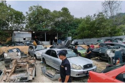Anggota penguat kuasa MBDK menjalankan pemeriksaan dan tindakan penguatkuasaan di sebuah premis alat ganti kenderaan terpakai di Jalan Jaya Setia, Kampung Bukit Kapar di sini.