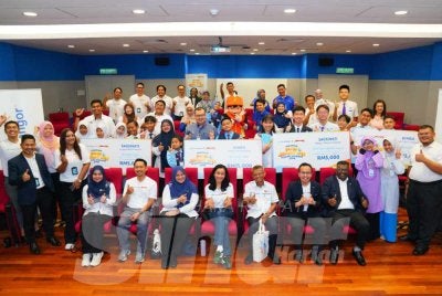 Elina (duduk, tengah) bergambar bersama wakil Jabatan Pendidikan Negeri (JPN) dan tetamu jemputan dan wakil sekolah semasa Majlis Penyampaian Hadiah Peraduan Misi Jimat Air bersama BoBoiBoy 2025 di LRA Sungai Langat 2, Hulu Langat pada Rabu. FoTO: MOHD HALIM ABDUL WAHID