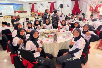 Barisan pemain ragbi wanita Terengganu skuad SUKMA Selangor 2026 yang diraikan dalam satu majlis ringkas yang berlangsung di Kuala Terengganu.