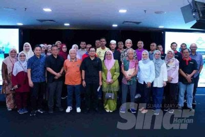 Muhammad Aiman Syafiq selaku wakil penerima sumbangan bergambar bersama kakitangan dan pengurusan Karangkraf, di sini pada Rabu. FOTO SINAR HARIAN/ MOHD HALIM ABDUL WAHID.