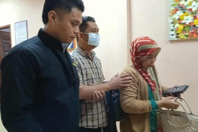 Tertuduh (tengah) ketika hadir ke Mahkamah Tawau. 