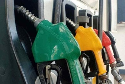 Harga runcit RON97 berkurang 20 sen seliter, manakala RON95 serta diesel tanpa subsidi masing-masing turun 15 sen dan 10 sen bagi tempoh 13 hingga 19 Ogos - Gambar hiasan