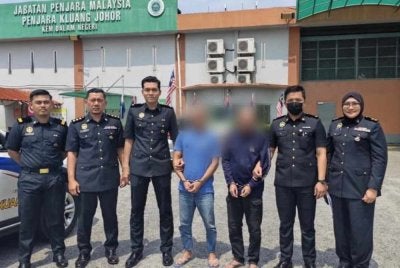 Dua lelaki warga Indonesia dihantar ke Penjara Kluang bagi menjalani hukuman penjara 18 bulan.
