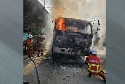 Lori yang terbakar dalam kejadian di sebuah kilang memproses alat pembentung di Jalan Kampung Kokos, Batu 5 Segama, Lahad Datu.