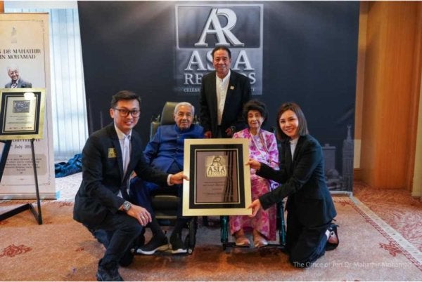 Tun Dr Mahathir dan Tun Dr Hasmah menerima cipta tiga rekod.