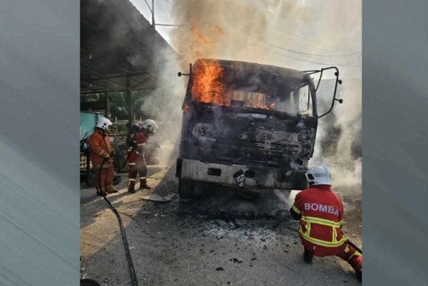 Lori yang terbakar dalam kejadian di sebuah kilang memproses alat pembentung di Jalan Kampung Kokos, Batu 5 Segama, Lahad Datu.