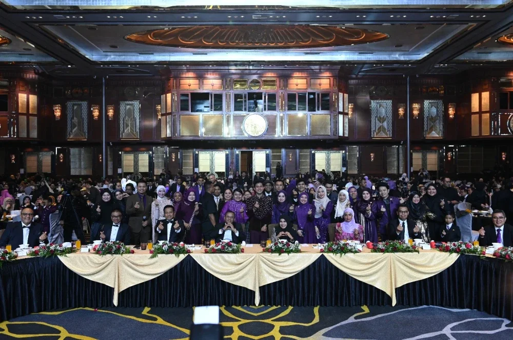 Para usahawan mengambil peluang bergambar bersama Amirudin dan barisan tetamu kehormat pada majlis berkenaan.