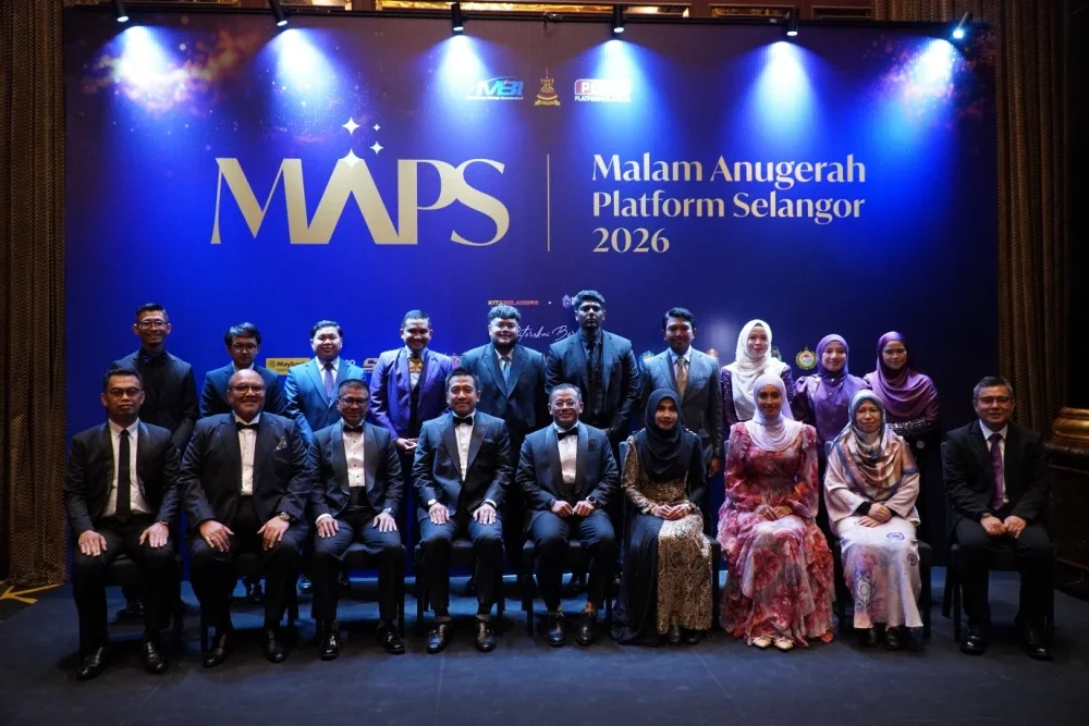 Amirudin Shari (duduk, lima kanan) bersama barisan peneraju Malam Anugerah Platform Selangor (MAPS) 2026.