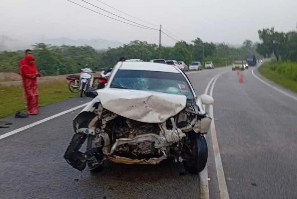 Keadaan Axia yang terlibat kemalangan berhampiran Pusat Koreksional Bukit Besi di Dungun pada Khamis.